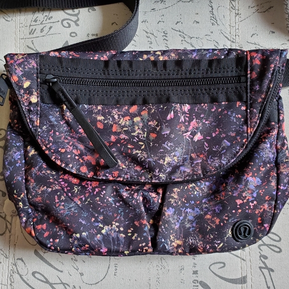 lululemon athletica Handbags - Lululemon festival purse